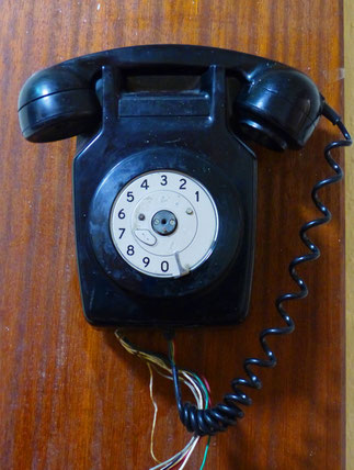 altes schwarzes Telefon, Pub, Wandpanele, ©Claudia Dorka