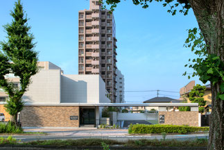 角建築研究室(代表 角大輔)による福岡県久留米市の新築診療所併用住宅