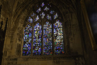 Bild: Buntglasfenster einer Seitenkapelle in der Église Saint-Jacques in Dieppe