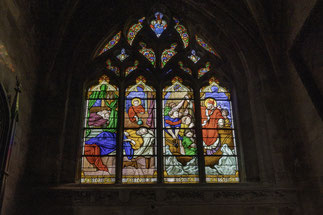 Bild: Buntglasfenster einer Seitenkapelle in der Église Saint-Jacques in Dieppe