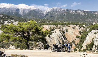 Seitenständer: Blick in die imposante Aradena- Schlucht vor dem Hintergrund der Lefka Ori.