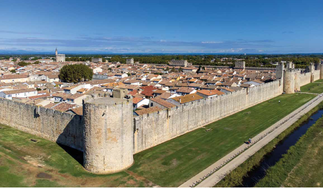 Uneinnehmbar: Die Bürger der alten Festungsstadt Aigues-Mortes fühlen sich trotz der »toten Wasser« hinter dicken Mauern sicher und wohl.