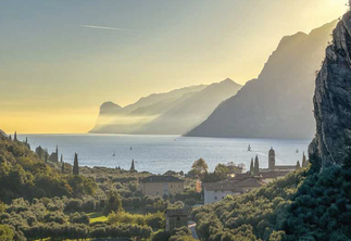 Caspar David: Unterhalb des Wanderwegs von Torbole ins Oberdorf Nago posiert der Gardasee in romantischen Pastellfarben.
