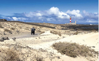 Fata Morgana: Schneeweiße Sanddünen auf der Fahrt zum Faro de Tostón lassen dich in Saharaträumen versinken.