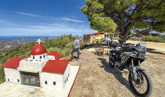 Proskinitaria: Oberhalb der Bucht von Chania freuen sich die Gäste der Taverne »Toy Providi« über Ausblick und Reisesegen.