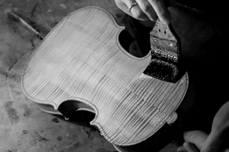 varnishing a viola