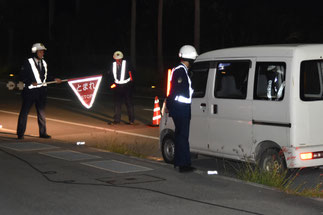 検問を行う八重山警察署員=16日夜、真栄里公園