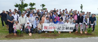 愛知県田原市から87人もの訪問団が来訪し記念植樹を行った=28日午後、南ぬ浜町ビーチ