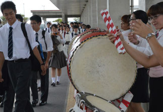 大阪府の私立高校、関西大倉高校の生徒600人が来島した=7日、南ぬ島石垣空港