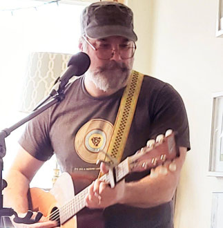 Martin Lacelle joue de la guitare