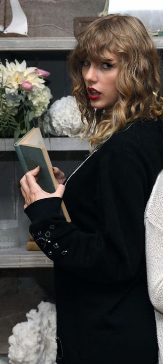 Taylor at the "reputation Secret Session" in Watch Hill, RI (2017)