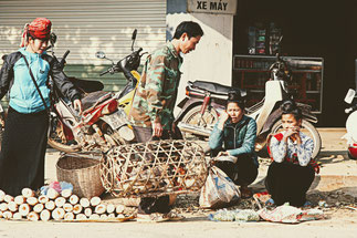 Markttreiben in der Kleinstadt Thuan Chau auf der Strecke von Son La nach Dien Bien Phu; Reisebericht einer Rundreise durch den Norden Vietnams