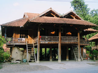Stelzenhäuser-entlang-der-Reiseroute-von-Son La-nach-Dien Bien Phu-Nha San-traditionellens-Wohnhaus-der-ethnischen-Minderheiten
