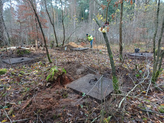 Tief im Rehburger Forst entstand 1941 ein Lager für sowjetische Kriegsgefangene. Der Arbeitskreis Stolpersteine Rehburg-Loccum arbeitet dessen Geschichte auch mit archäologischen Ausgrabungen auf. 