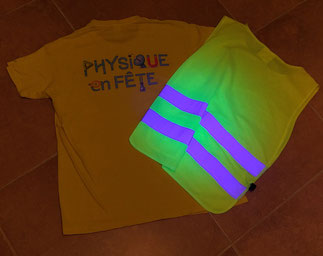 Fluorescence d'un gilet jaune sous éclairage UV