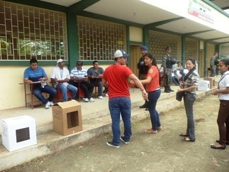 Un recinto electoral de simulación, con varias juntas receptoras de votos. Manabí, Ecuador.