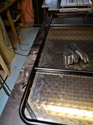 Die Befestigung der Platte erfolgt zunächst an den Eckpunkten