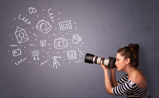 Junge Frau beim kreativen Fotografieren