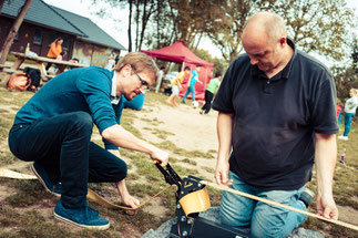 Crane-Mitarbeiter Martin Ratering (li.) und Spielmobil-Leiter Jörg Blanke beim Aufbau der neuen mobilen Slackline