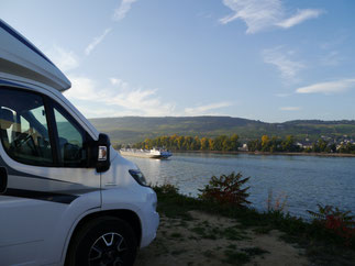 nachmittäglicher Blick auf den Rhein von Bingen aus