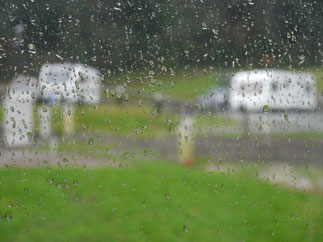 Regen, Regen auf dem Campingplatz in Abbey Wood