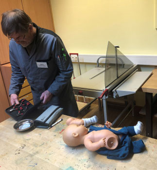 Der Puppenchirurg bei der Arbeit