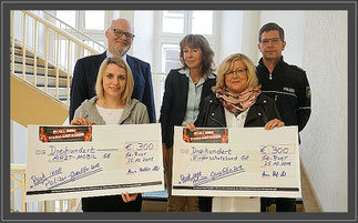 Polizeipräsidentin Anne Heselhaus-Schröer (Mitte) mit Georgina Radons, Dr. med. Wolfgang Nolte, Susanne Schwittay und Carsten Jahns (von links).