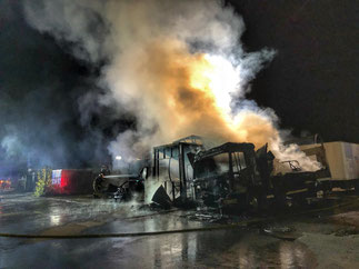 Foto: Feuerwehr Gelsenkichen. - Mit einem massiven Löschangriff konnten die Flammen unter Kontrolle gebracht werden