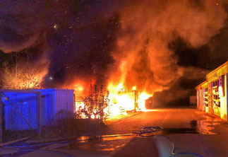 Foto: Feuerwehr Gelsenkirchen - Die Flammen drohten auf eine angrenzende Halle überzugreifen