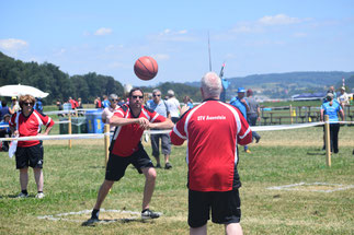 Christoph Biner (links) und Rolf Dietiker beim Ballkreuz.