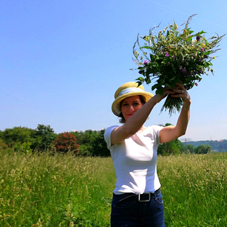 Im Herzen immer Floristin- ich liebe es, mit meinem Floristenmesser über die Wiese zu laufen, Blumen, Gräsen und Blätter zu entdecken und harmonisch zu einem Strauß zusammenzufügen.