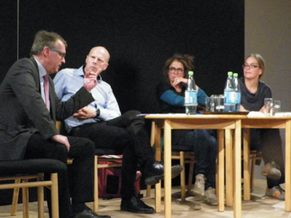 vlnr.: Stefan Ludwig - Justizminister Land Brandenburg; Jörg Wanke - BI Zossen zeigt Gesicht; Autorin Heike Kleffner; Autorin Anna Spangenberg
