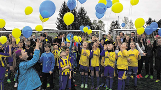 Luftballons in den Vereinsfarben blau und gelb ließen die Kinder und Jugendlichen der SG Stolberg zur Fertigstellung des Kunstrasenplatzes in den Himmel steigen.Fotos: O. Hansen