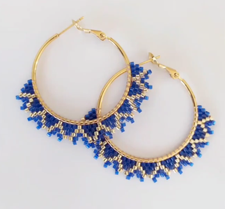 Cette image représente une paire de boucles d'oreilles créoles bleues