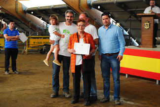 Silverio Argüelles, Concejal del Ayto de Llanera y Alejandro Argamentería, juez del concurso, entregan el diploma de la Segunda Mejor gocha con gochinos a Julia Mortera y familia