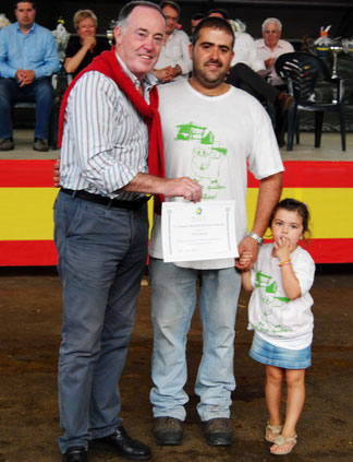 El alcalde de Siero, Martínez Llosa, entrega el diploma del Segundo Mejor Berrón a Iván Blanco