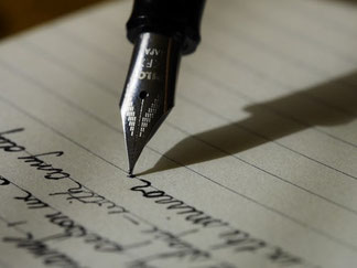 un stylo plume qui ecrit sur une page