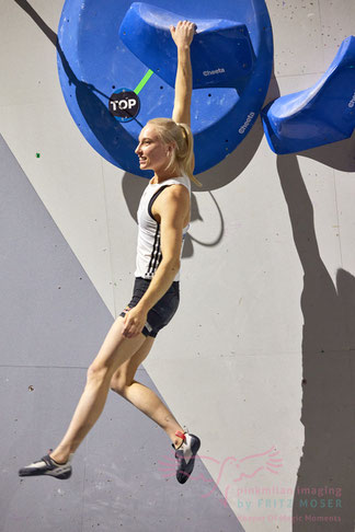Janja Garnbret topped out the Boulder