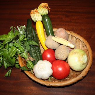 籠に入った色々な新鮮野菜