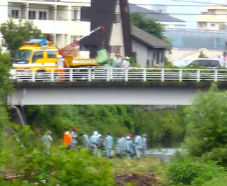 クレーン車を使って・・、府池田土木事務所の職員さんも参加。（池田市との境界の今井橋付近