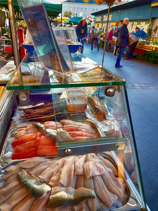 Marktverkauf von Frisch- und Räucherfischen im 16. Bezirk in Wien am Yppenplatz