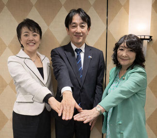 有村治子自民党総務会長、片山さつき財務大臣とともに