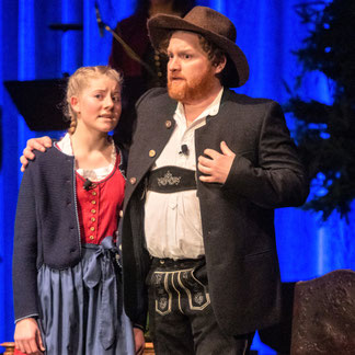Fernsehstar Roland Schreglmann mit Engelsstimme Regina im WEIHNACHTSFESTSPIEL HEILIGE NACHT.