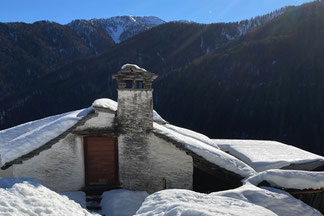 Blick auf das verschneite Dach mit Pizzo Ruscada