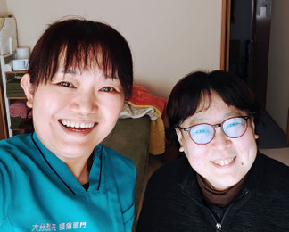 数年間偏頭痛や肩こり頭痛、耳鳴り眩暈などの自律神経のバランス乱れに苦しんで寝込む毎日だった井上さん。耳鳴りやめまい吐き気も激しく、毎日寝込んでいました。病院や頭痛外来、耳鼻科など、どこを受診して治らなかった井上さんでしたが、大分県別府市にある頭痛治療専門整体「大分別府 頭痛専門ここまろ調整院」で頭痛治療をして、耳鳴りやめまい、頭痛が治りました。頭痛が治って元気になった井上さんの最高の笑顔写真です。一次性頭痛でお悩みの方は改善できます。薬に頼らない生活を送りたい方、本気で頭痛を治したい方はご予約ください