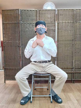 右の鎖骨の上に軽く手を添えます。