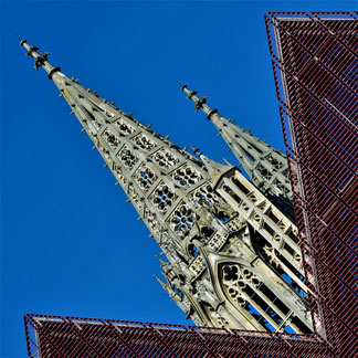 Foto: Karagiannakis, Perspektivwechsel; Münsterturm hinter Häuserfassade, diagonal gekippt