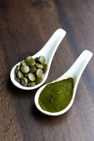 Chlorella Tabs und Pulver - KI generiert