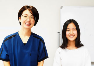 頭痛が改善してうれしい顔の写真