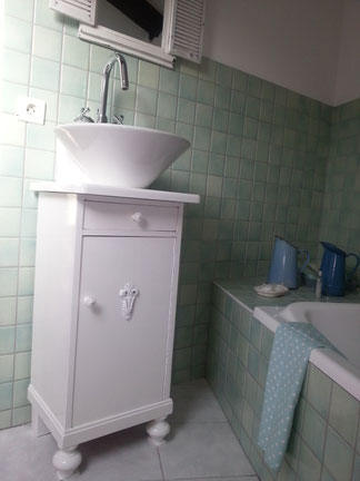 Weißer Waschtisch in shabby chic